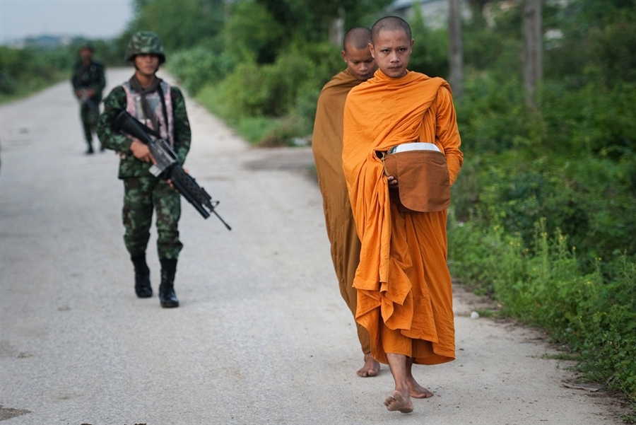 Moines bouddhistes escortés par des soldats Thaïlandais dans la province de Pattani.