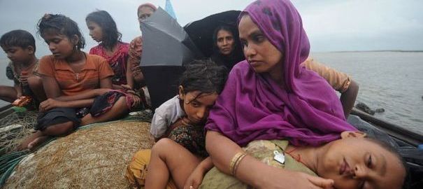 Des Rohingyas tentent de fuir la Birmanie pour le Bangladesh