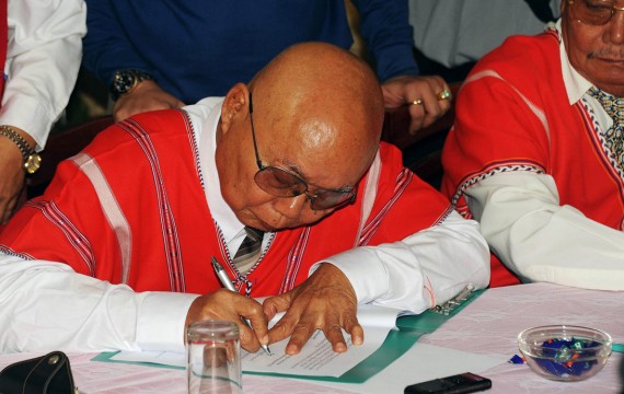 Le général Mutu Saipo, représentant de l'Union nationale karen, signant un cessez-le-feu en janvier 2012