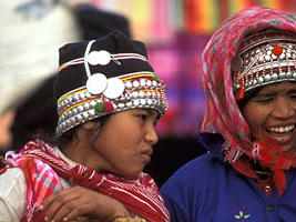 Deux femmes Laotiennes dans leur habit traditionnel