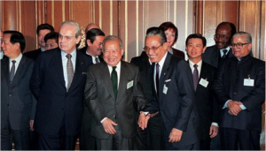 De droite à gauche : le Secrétaire des Affaires étrangères Philippins Raul Manglapus ; le roi du Cambodge Norodom Sihanouk ; le Secrétaire général des Nations Unies Javier Perez du Cuellar lors de la Conférence de Paris en 1991. Celle-ci met fin au conflit entre le Vietnam et le Cambodge.