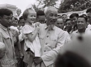Le président Ho Chi Minh avec des enfants lors de la journée nationale du Vietnam le 2 septembre 1961. http://english.vietnamnet.vn/fms/society/23097/president-ho-chi-minh-and-his-godchildren-abroad.html 