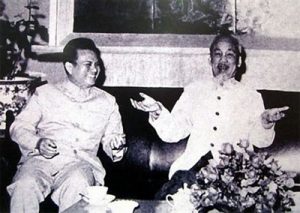 Le Président Hô Chi Minh (à droite) et son homologue lao Kaysone Phomvihane en 1966 à Hanoi. http://lecourrier.vn/le-vietnam-va-suivre-les-pas-du-president-lao-kaysone-phomvihane/208943.html 