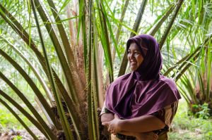 travailleuse agricole dans une plantation d'huile de palme