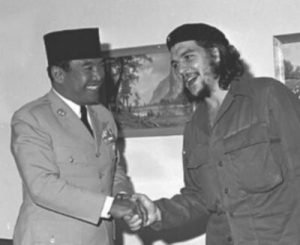 Le président Sukarno rencontre le Che Guevara.