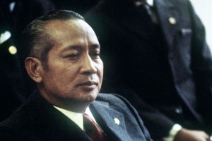 Le président Suharto (1967-1998) http://jakarta.coconuts.co/2015/08/11/ex-indonesian-leader-suhartos-family-ordered-pay-back-millions