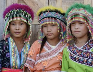 Trois jeunes filles hmong habillées en des vêtements traditionnels | Photo de Ursula Kuenzle (Flikr)